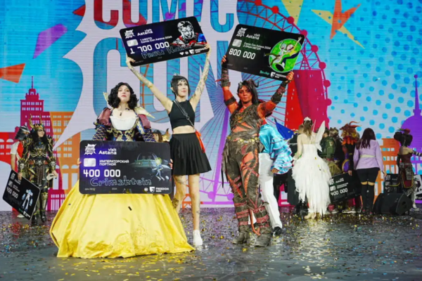 Победители Comic Con Astana 2024 на сцене: слева Crimshtein (Белоснежка), справа Sazura (Карлах, Baldur’s Gate&nbsp;3) с призовыми сертификатами. В центре – другие призёры в ярких образах.