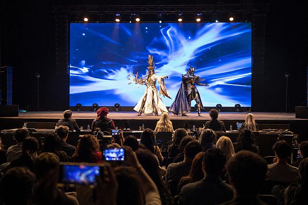 Пара косплееров на сцене международного косплей-чемпионата