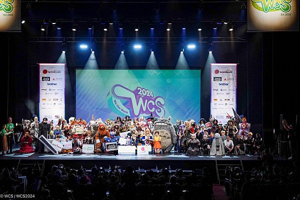 Национальные команды World Cosplay Summit в полном составе на сцене