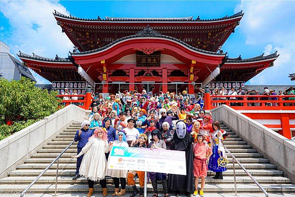 Участники World Cosplay Summit на ступенях храма Осу Каннон в Нагое