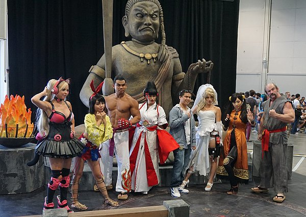 Группа косплееров по персонажам Tekken