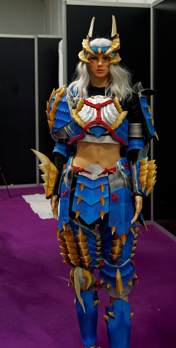 Косплеер в самодельной броне охотника Zinogre из Monster Hunter