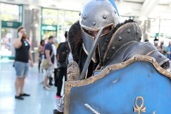 Косплей рыцаря из Dota 2 в полной броне