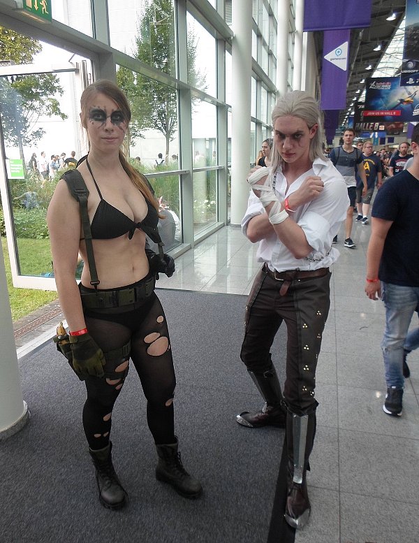 Косплееры в костюмах Геральта из The Witcher и Quiet из Metal Gear Solid на Gamescom
