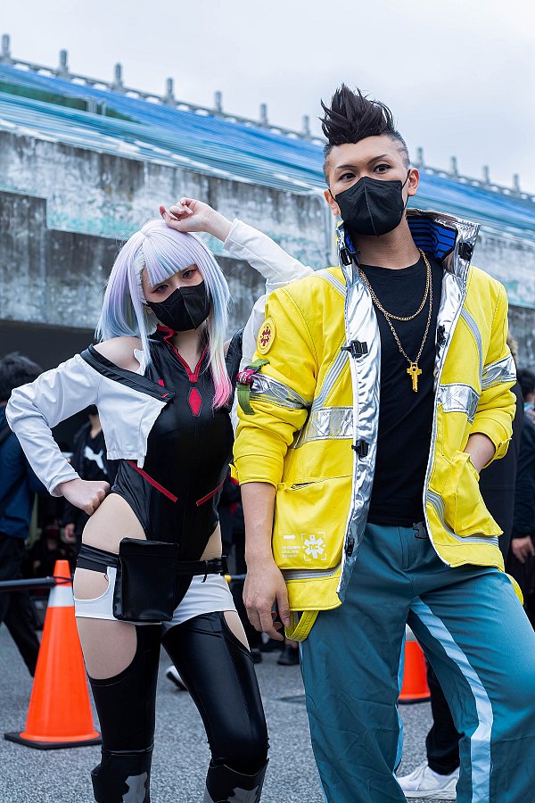 Двое косплееров в образах Люси и Дэвида из Cyberpunk: Edgerunners в полный рост