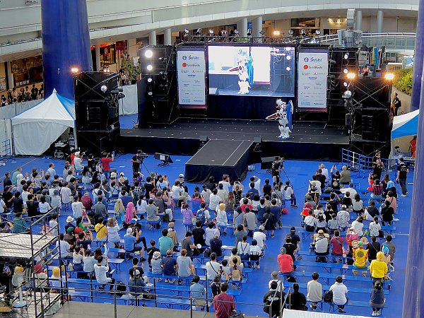 Сцена World Cosplay Summit в Нагое: косплеер на подиуме перед трибунами зрителей