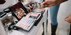 Грим для косплея: чем красить лицо, чем клеить накладки и чем всё это снимать