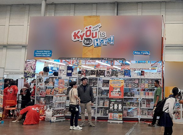 Стенд хобби-магазина с фигурками и мерчем на конвенте