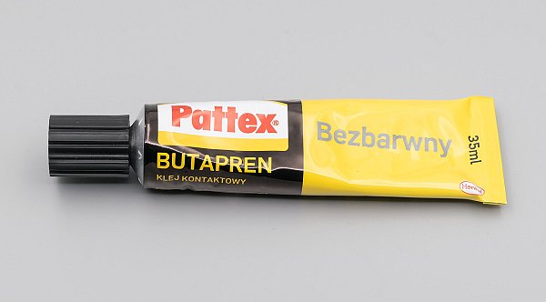 Тюбик контактного клея Pattex Butapren объёмом 35 мл на светлом фоне