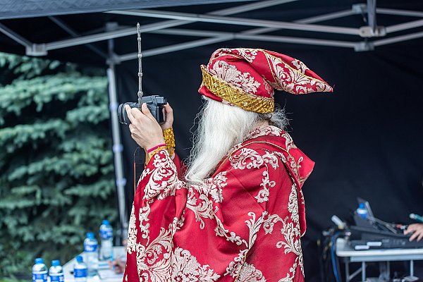 Участник конкурса косплея на сцене фестиваля
