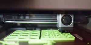 3D-печать реквизита: FDM или фотополимер — что дешевле и что на чём печатать