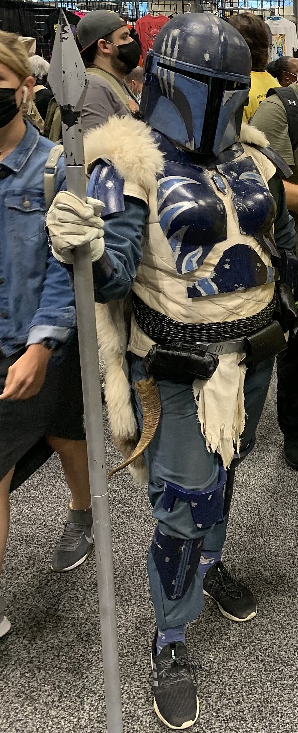Косплеер в синем мандалорском шлеме с Т-образным визором на NYCC 2021