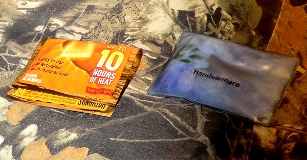 Слева одноразовая грелка для рук в оранжевой упаковке, справа многоразовая гелевая грелка в прозрачном пакете