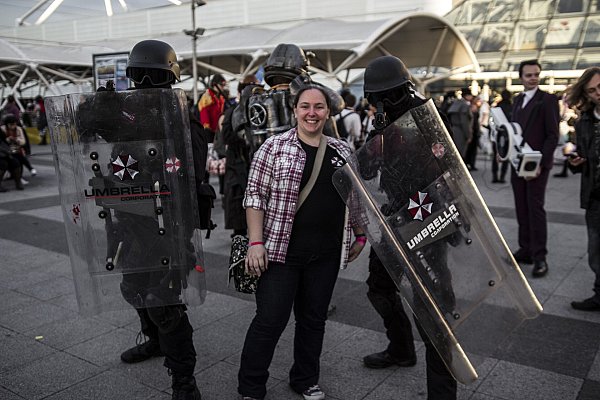 Два косплеера в образе бойцов Umbrella Corporation с прозрачными щитами у входа в ExCeL London