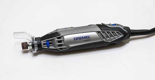 Сетевой гравер Dremel 4200 на столе