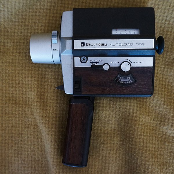 Любительская кинокамера Super 8 с пистолетной рукоятью и деревянными накладками