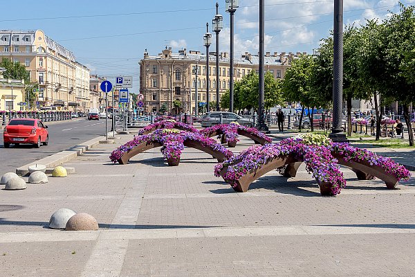 Сенная площадь у одноимённой станции метро, одной из трёх ближайших к ТЦ «Пик»